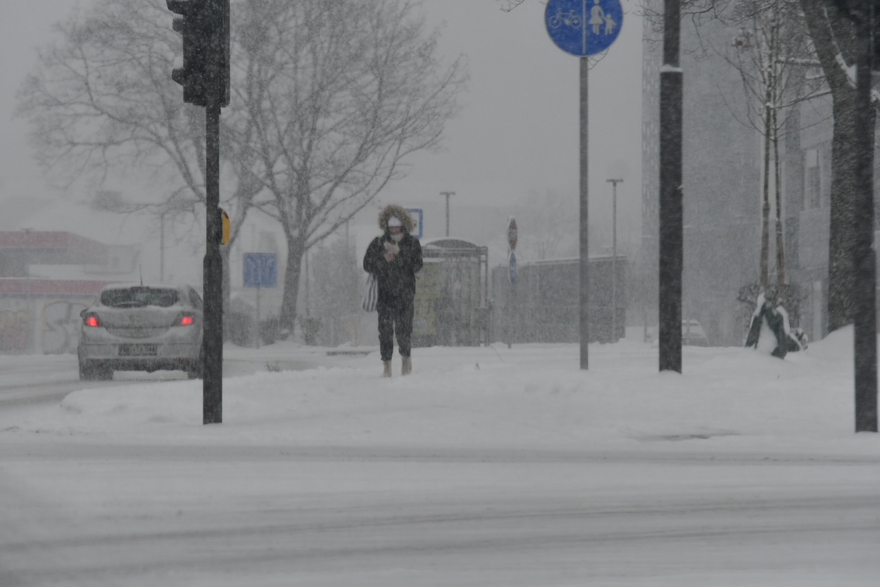 Zima še ni rekla zadnje besede: Jutri zjutraj sneg do nižin, kje bo snežilo najmočneje?