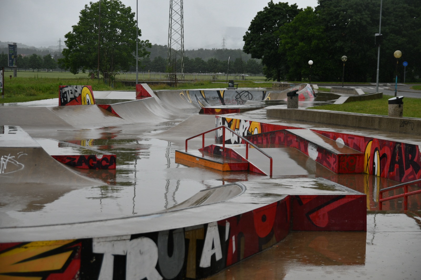 Uporabniki opozarjajo na napake in vandalizem, na MOM pa mirijo: "Skate park Maribor je v dobrem stanju"