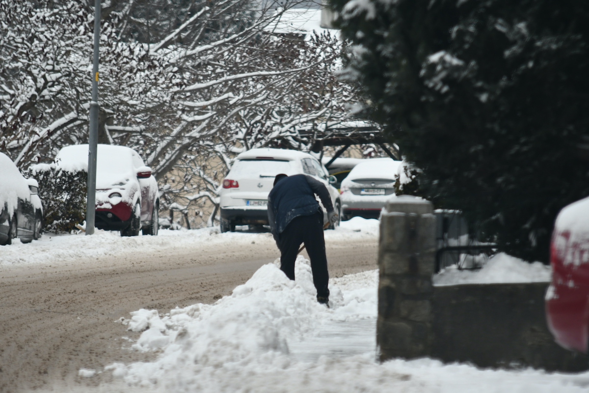 Če ne boste ''skidali'' snega pred svojih pragom, vas lahko drago stane (tudi do 2000 evrov)