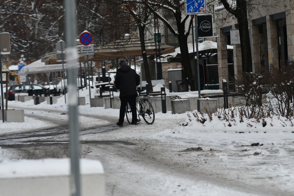 Spolzki mariborski pločniki: Na urgenci obravnavali več kot 100 poškodovanih