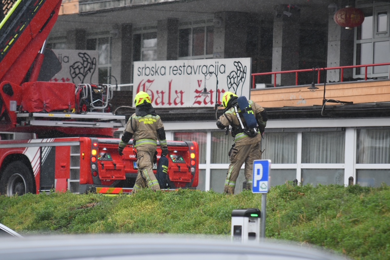 FOTO in VIDEO: Znano, kje je zagorelo v centru Maribora in prve podrobnosti