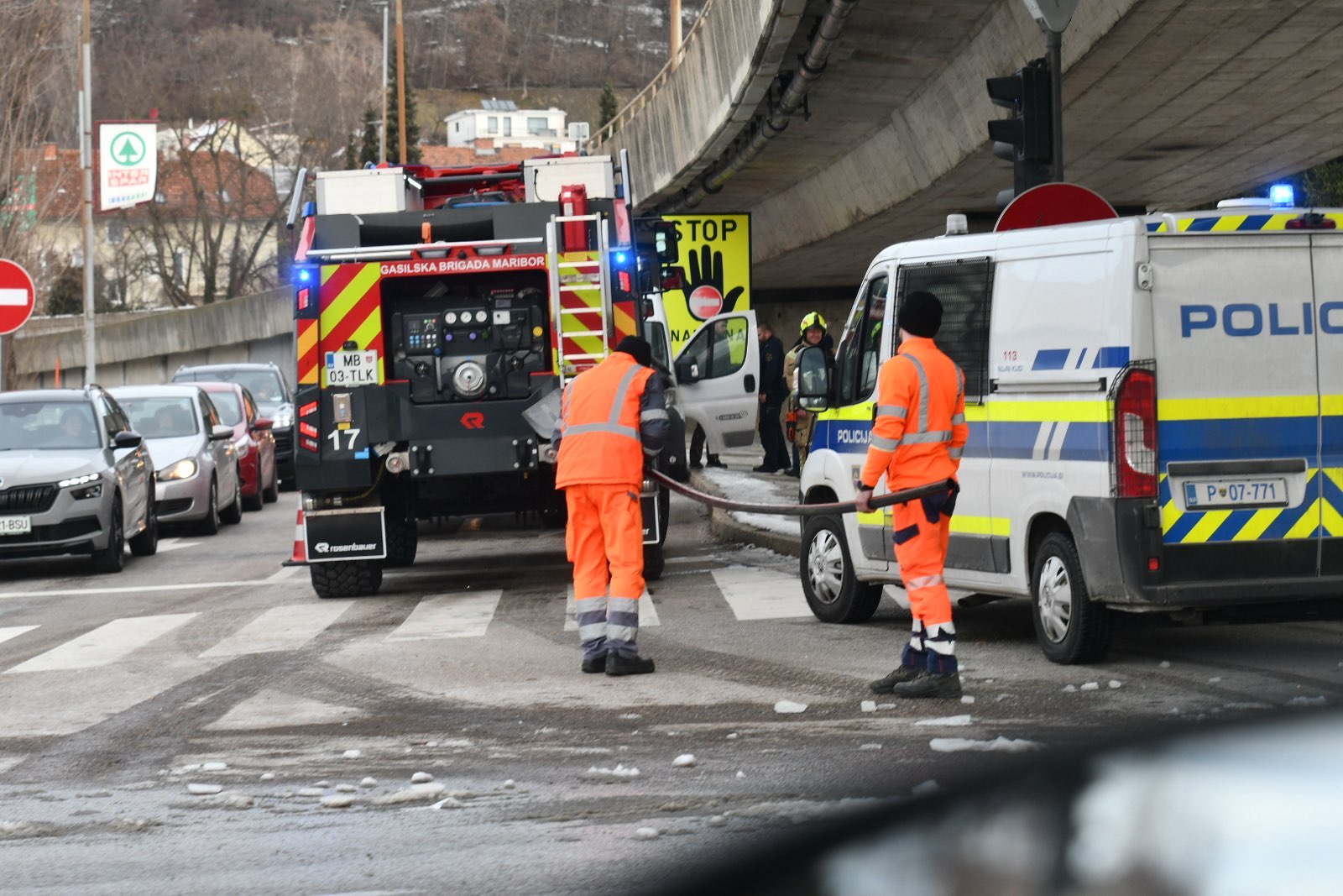 FOTO: V Mariboru zagorelo vozilo, promet je oviran