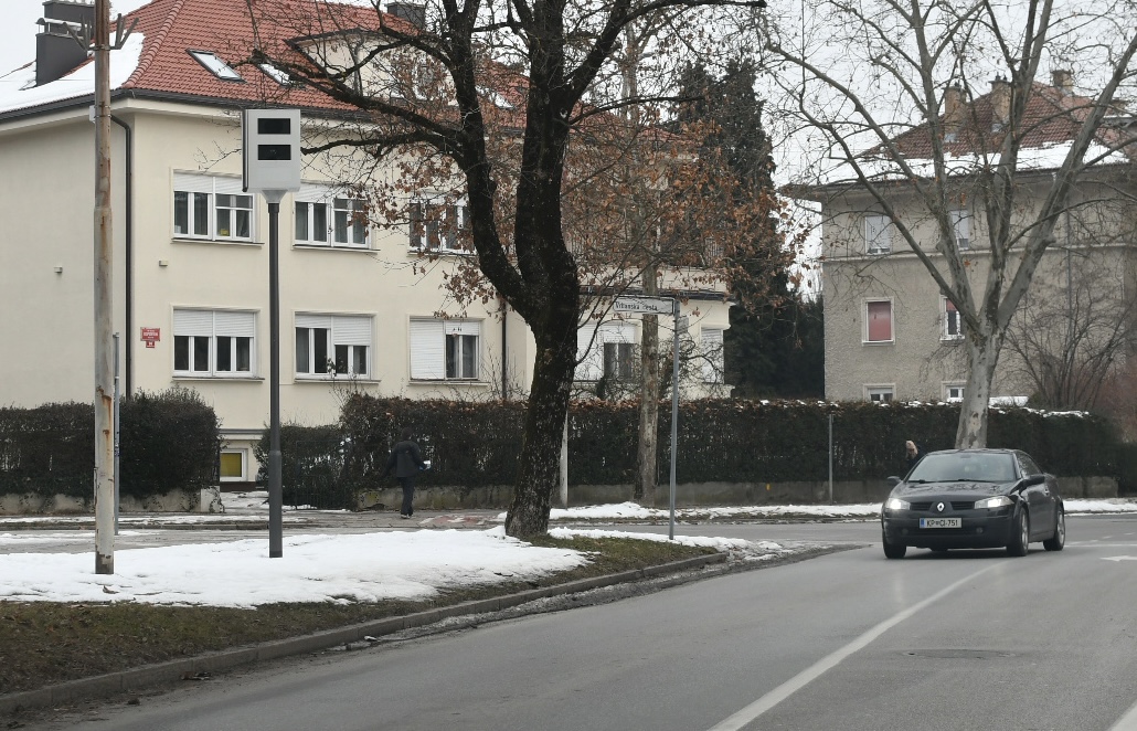 Že diši po snegu: Dež, nevihte in občutna ohladitev, meja sneženja spustila