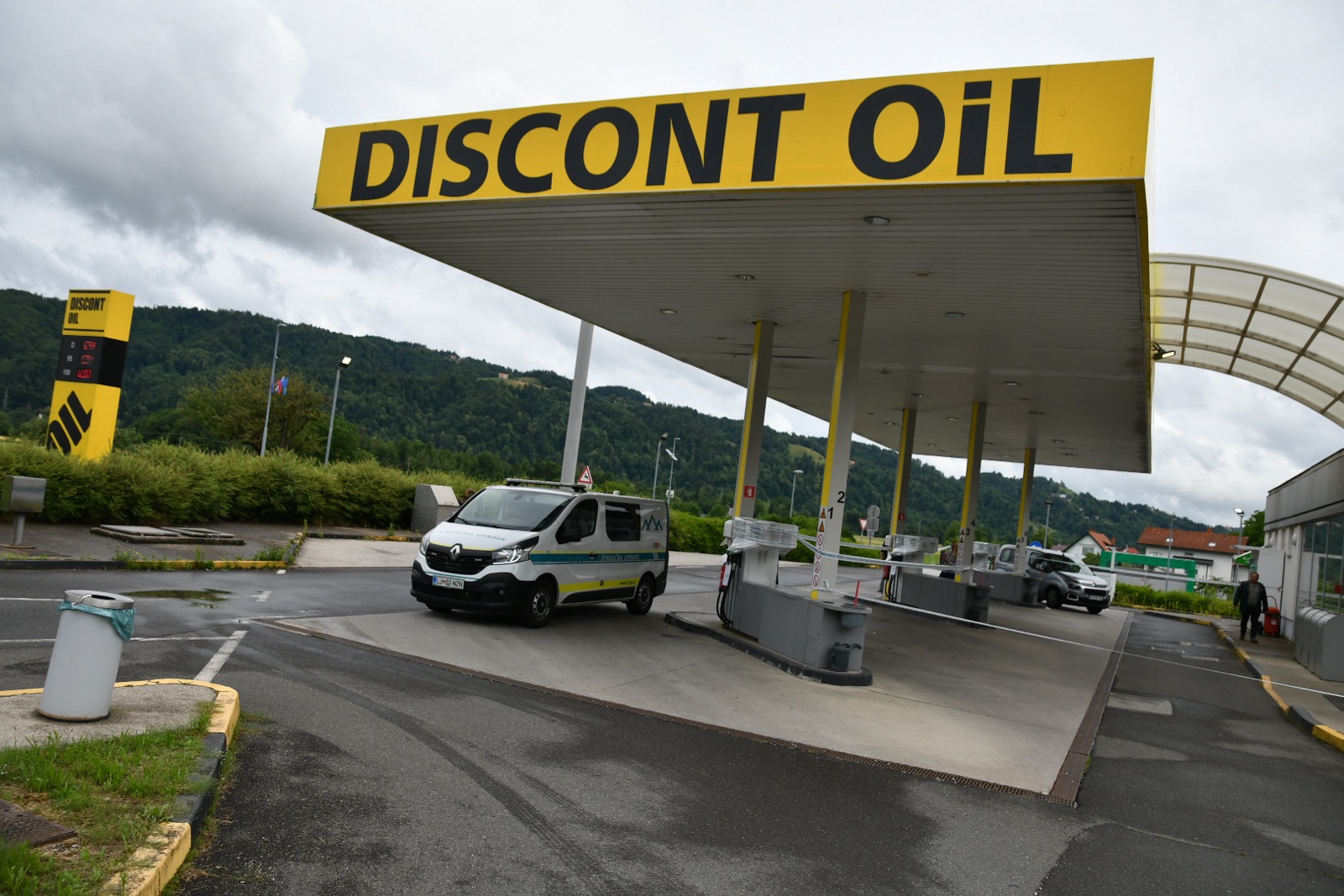 FOTO: V okolici Maribora Furs zapečatil bencinski servis
