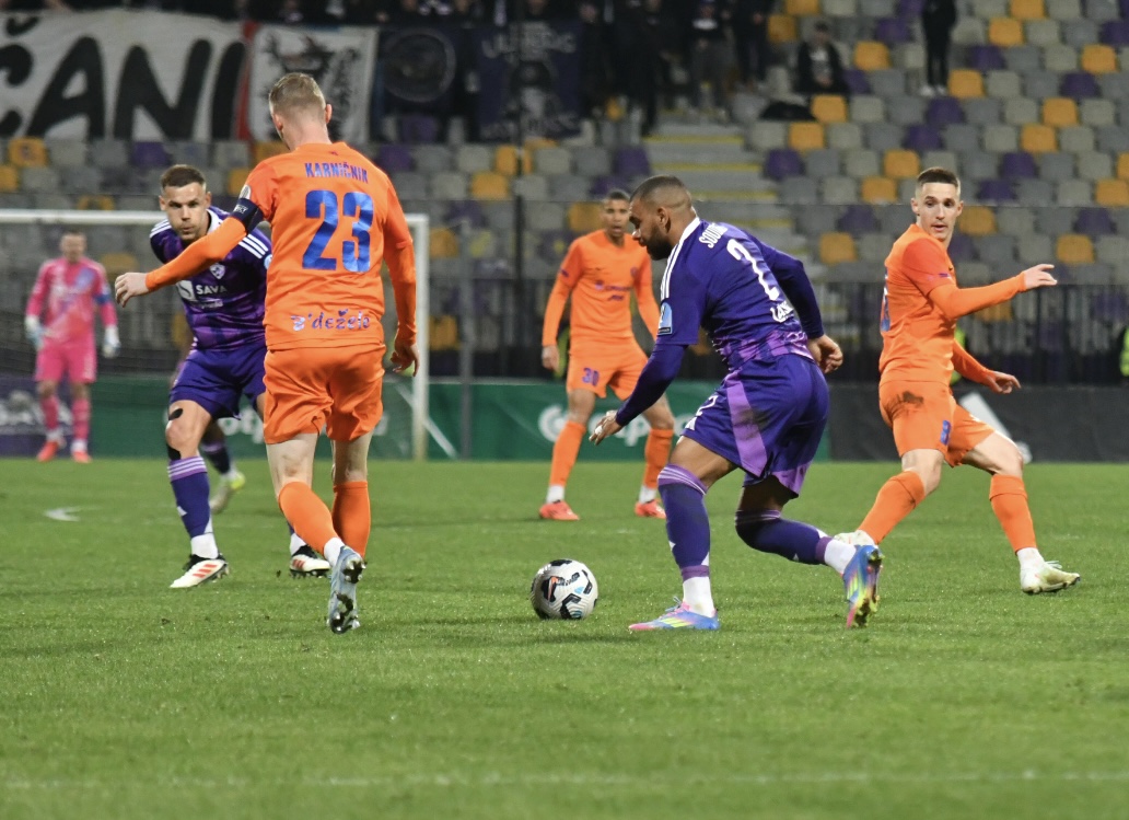 Ažbe Jug brez dlake na jeziku o največji težavi vijoličastih