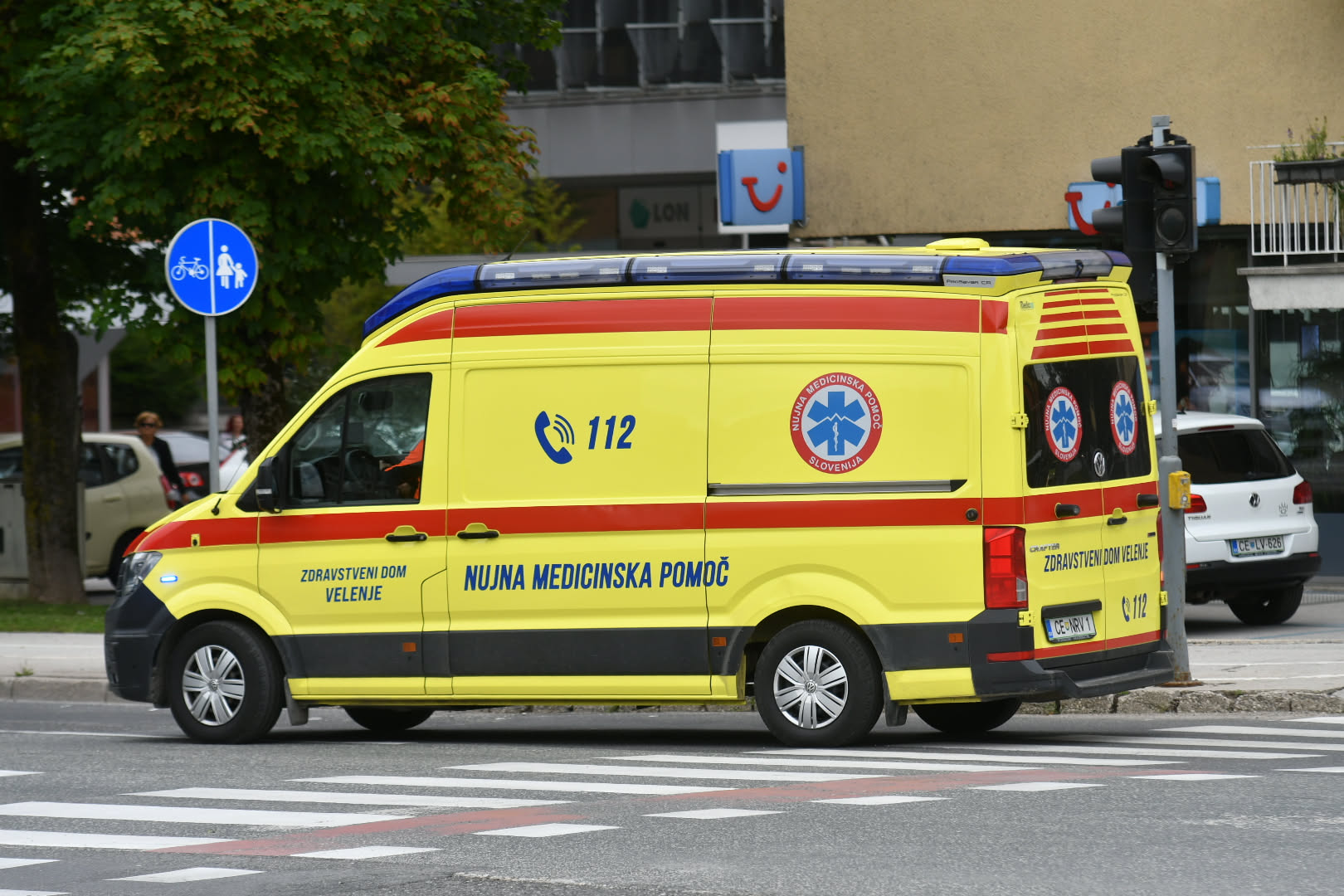 Kurjenje vejevja hitro ušlo izpod nadzora: Moški je s hudimi opeklinami pristal v UKC Maribor