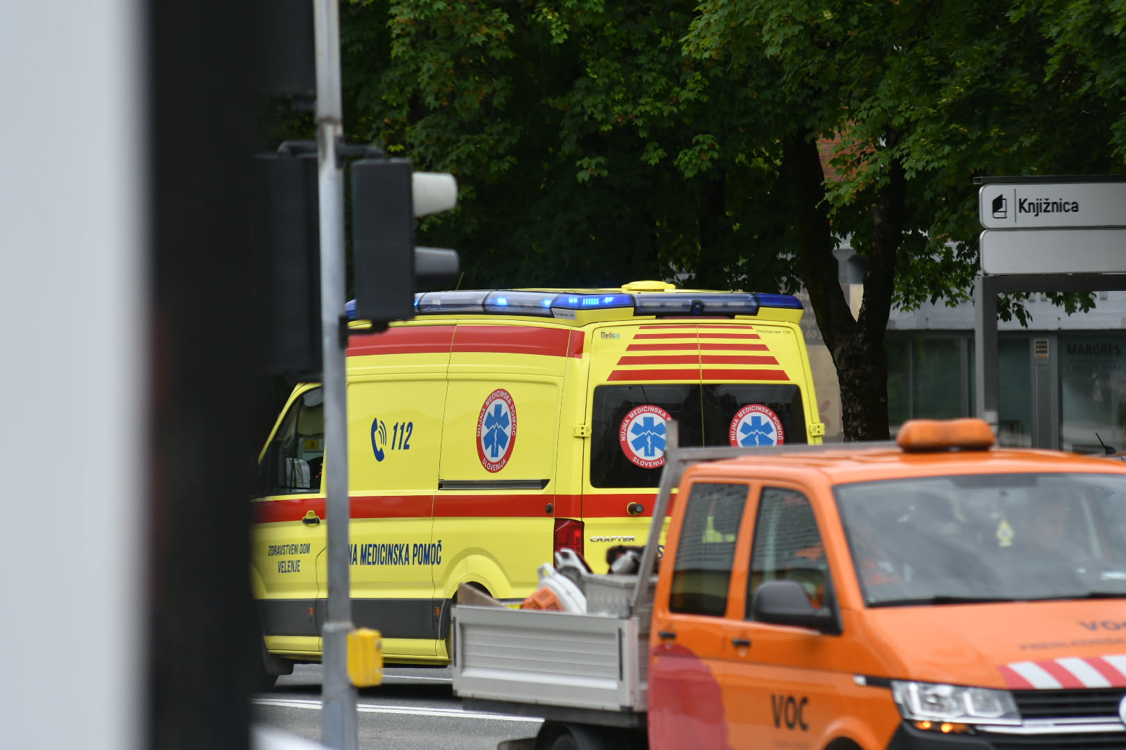 Nepravilno prehitevanje voznice se je končalo s tragedijo: Motorist podlegel poškodbam