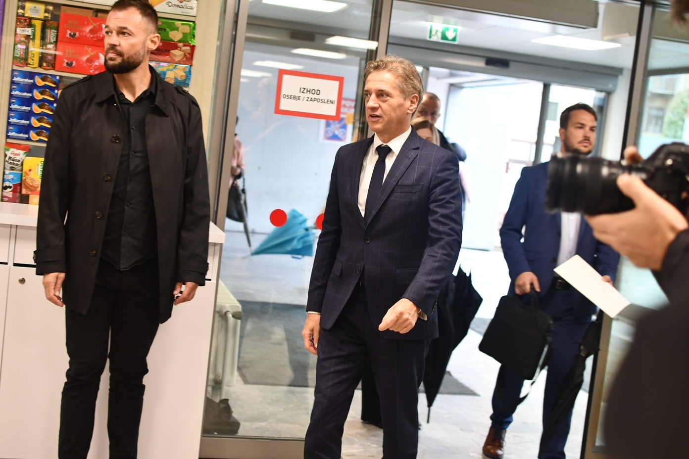 Golob oddal podpis za referendum: »Gre za zaščito demokracije in pravne države«