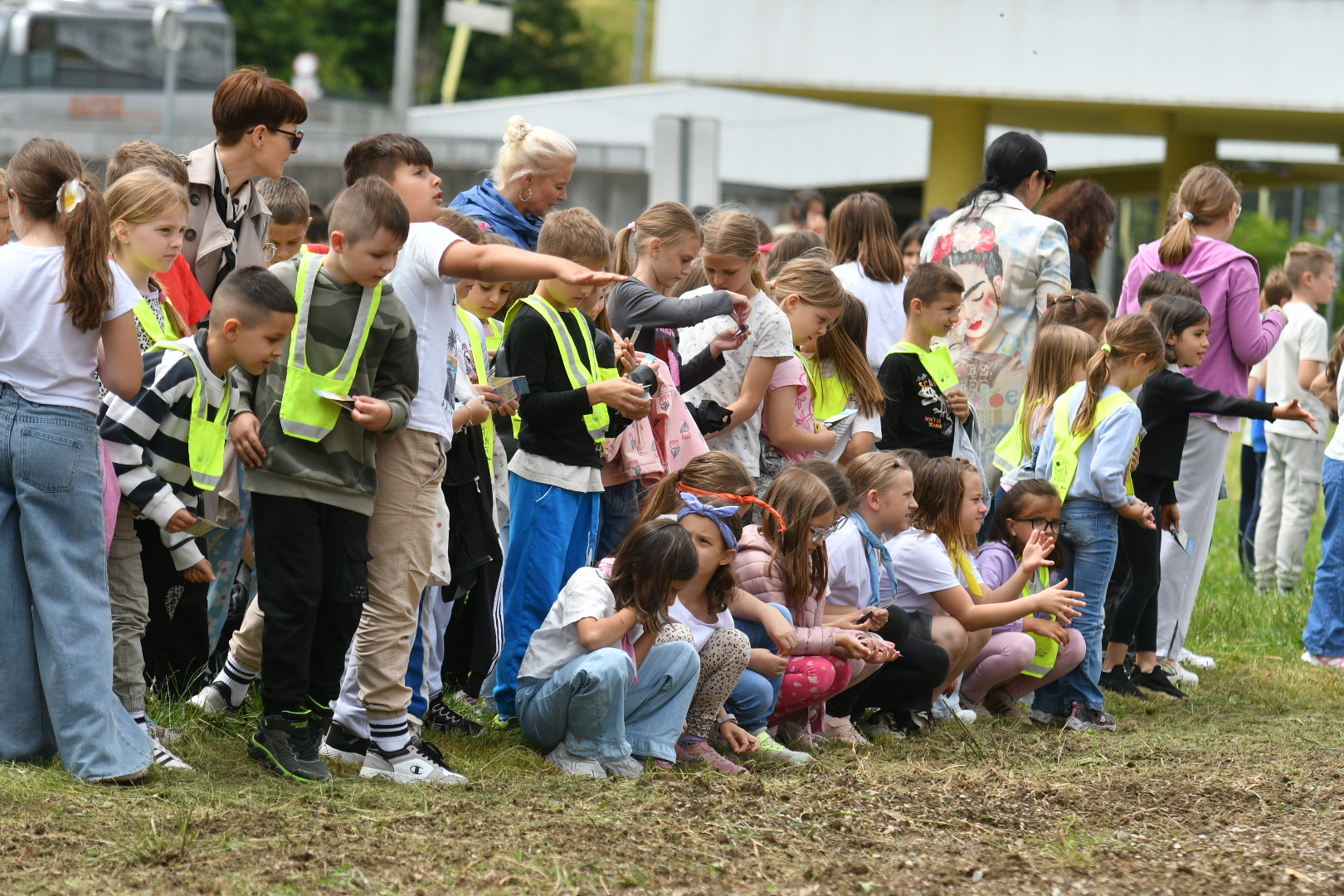FOTO in VIDEO: Tudi v Dravogradu in Velenju posejali sončnice za zeleno prihodnost