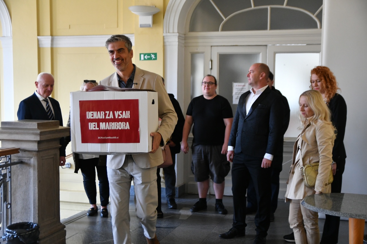 FOTO: Bor Greiner vložil kandidatno listo, a imen preostalih 44 kandidatov ni razkril