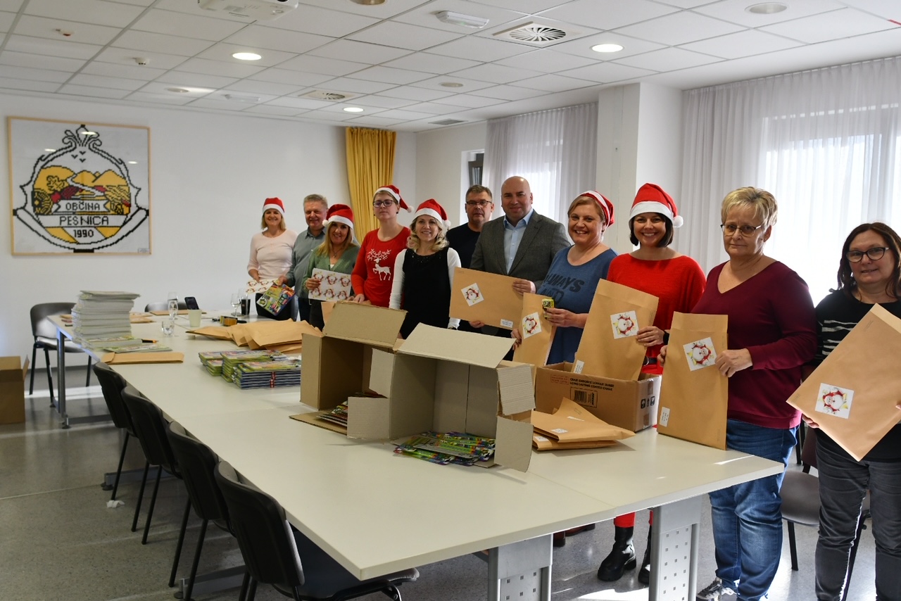 FOTO: Zaposleni na občini Božičku pomagali pakirati darila