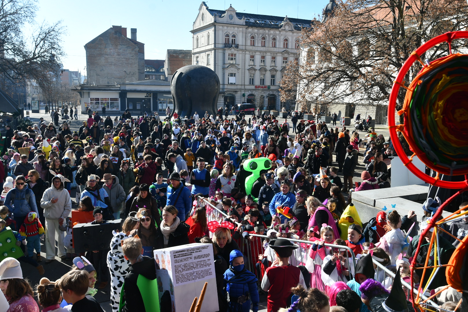 FOTO: Pustne maske zavzele ulice Maribora