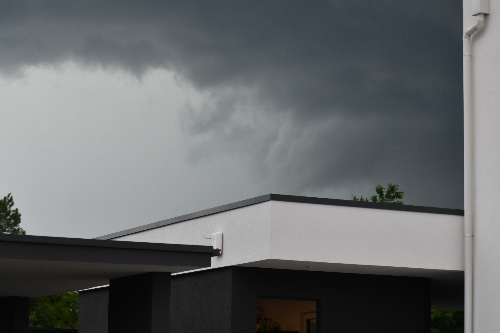 Po toplem popoldnevu nas čaka preobrat: Meteorologi napovedujejo lokalne nevihte, nato pa...