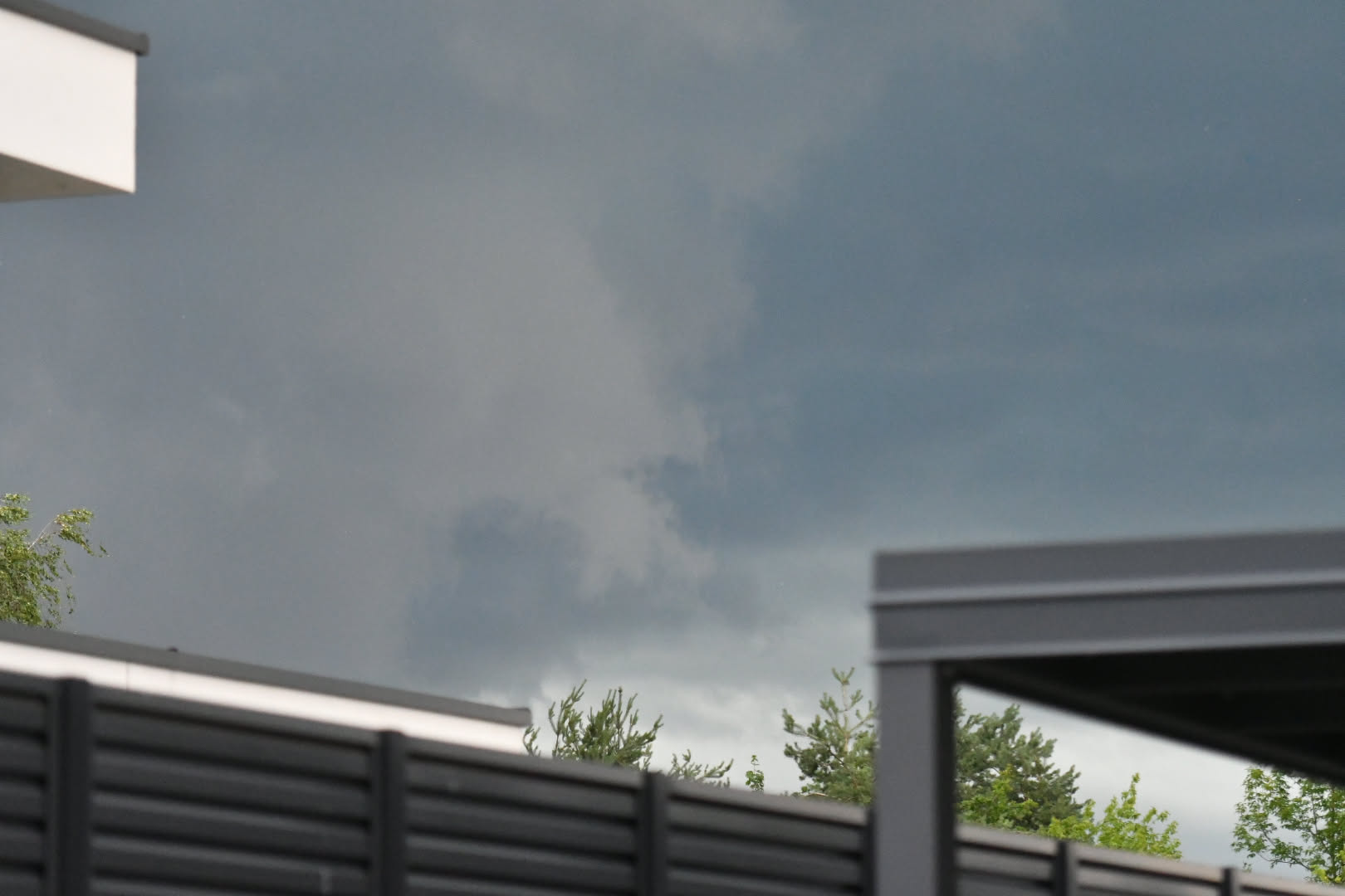 Zakaj ni bilo močnejših neviht? Meteorologi opozarjajo: "Danes bo vremenska slika drugačna" (Spet grozi debela toča)