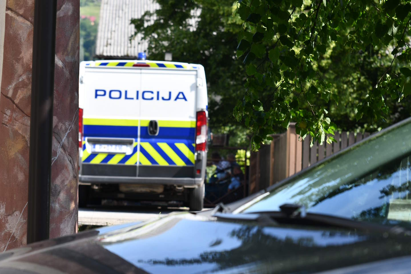Filmska scena na sodišču: Osumljenec spolnega nasilja skočil skozi okno in izginil
