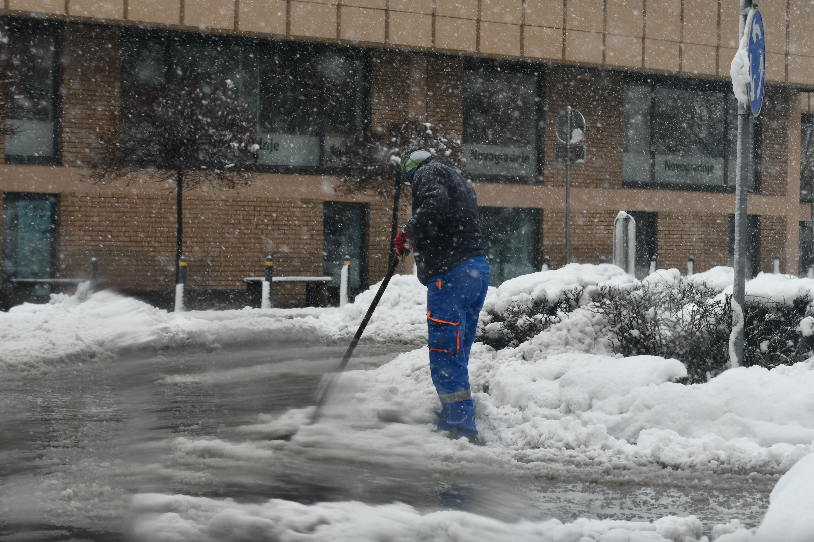 Pripravite se na zimsko jutro: Meteorologi pričakujejo do pol metra novega snega, pobelilo bo tudi nižine
