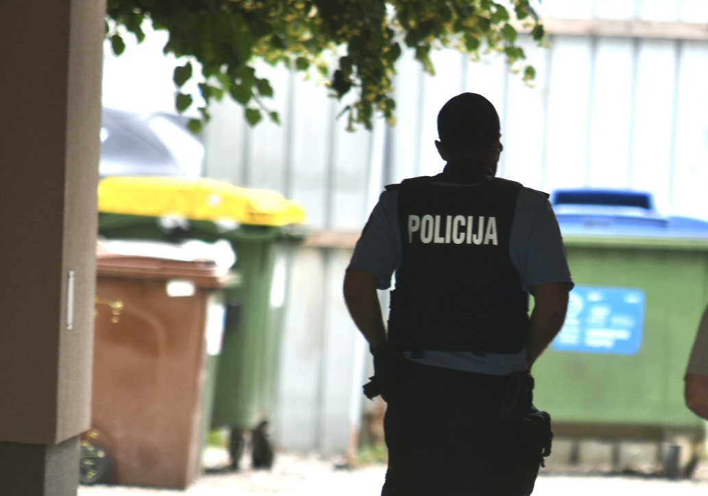 Policisti pri 51-letniku našli pravi arzenal orožja in skoraj dva kilograma kokaina