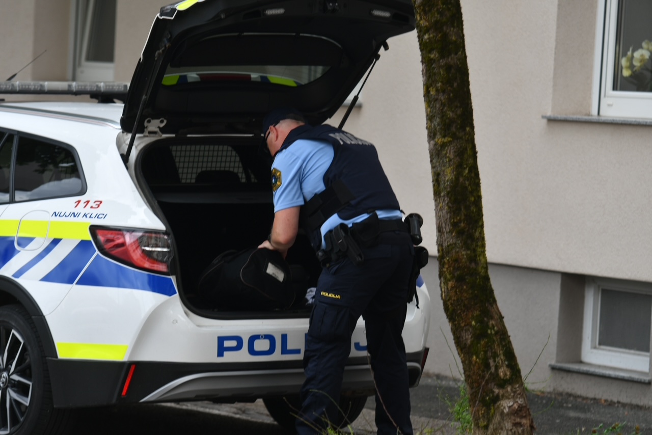 Mož ženi grozil, da jo bo zaklal, rešila se je s pobegom na policijo