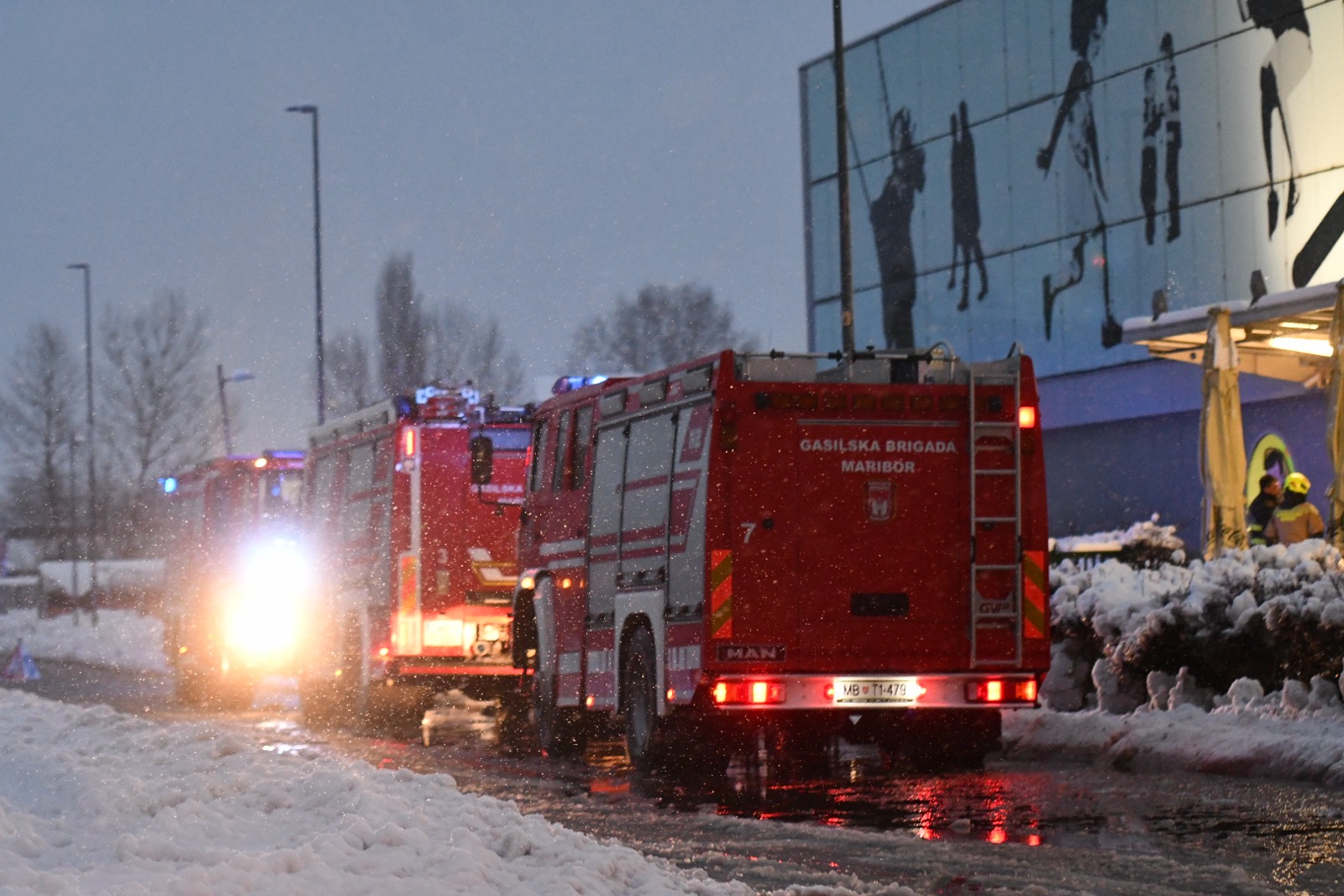 FOTO: Gasilci v Mariboru danes brez premora, gori pri Mercatorju na Pobrežju