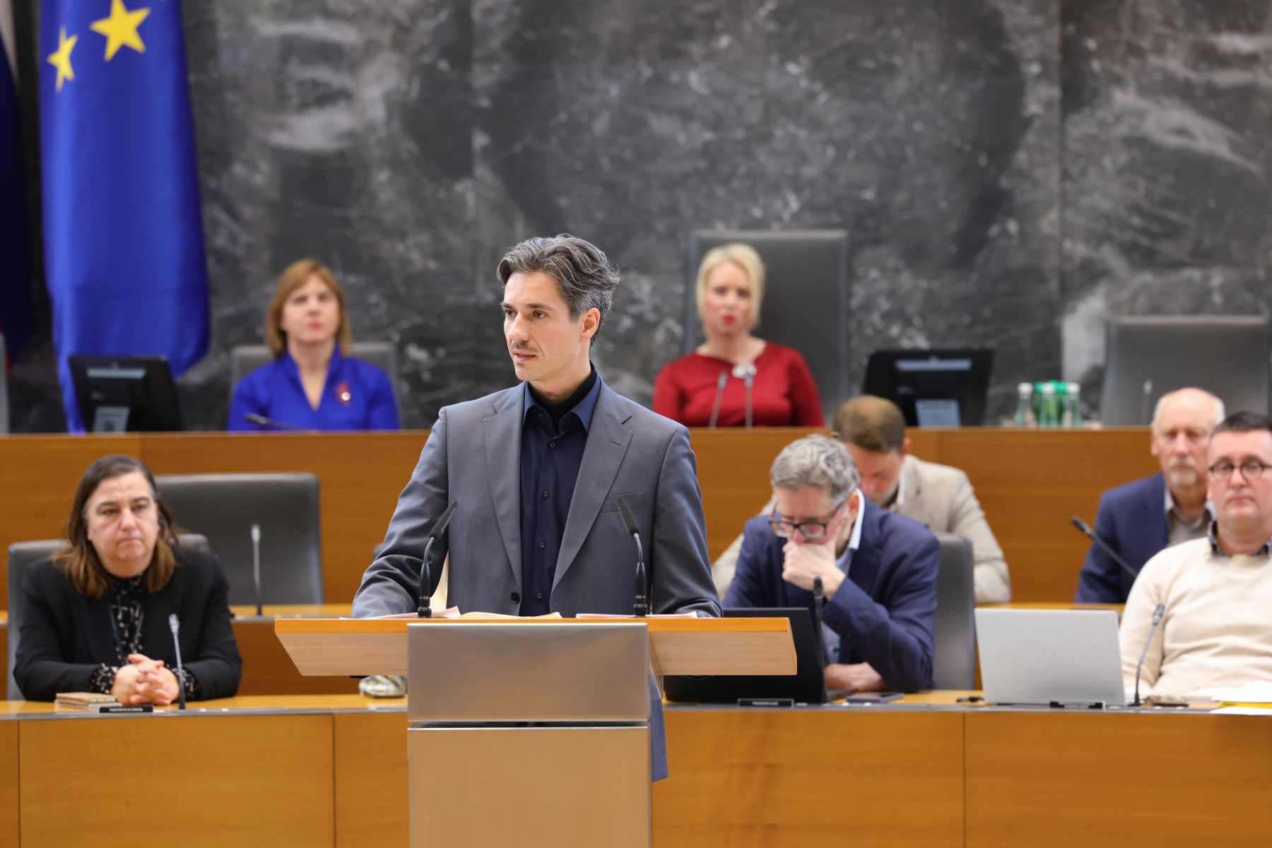 12 ur razprave, obtožbe o sokrivosti za Šutarjevo smrt in predlog testa na droge: Mesec ostal minister