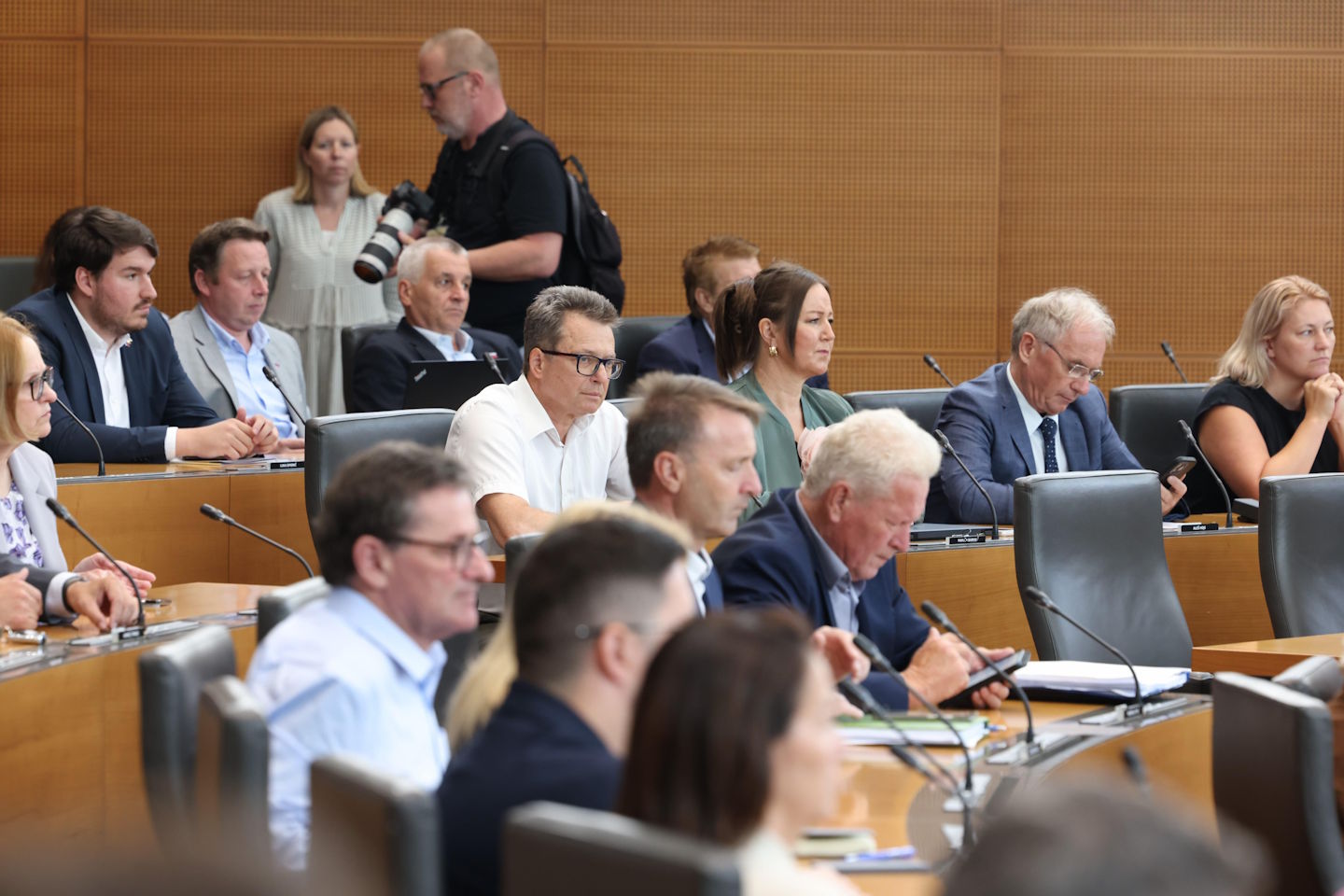 Poslanci zavrnili dnevni red seje, parlamentarnih preiskav ne bo