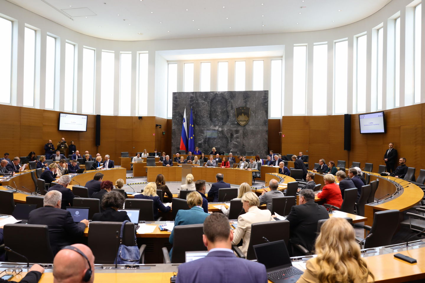 Rekordna poraba proračuna: Država načrtuje več kot 2 milijardni primamljaj