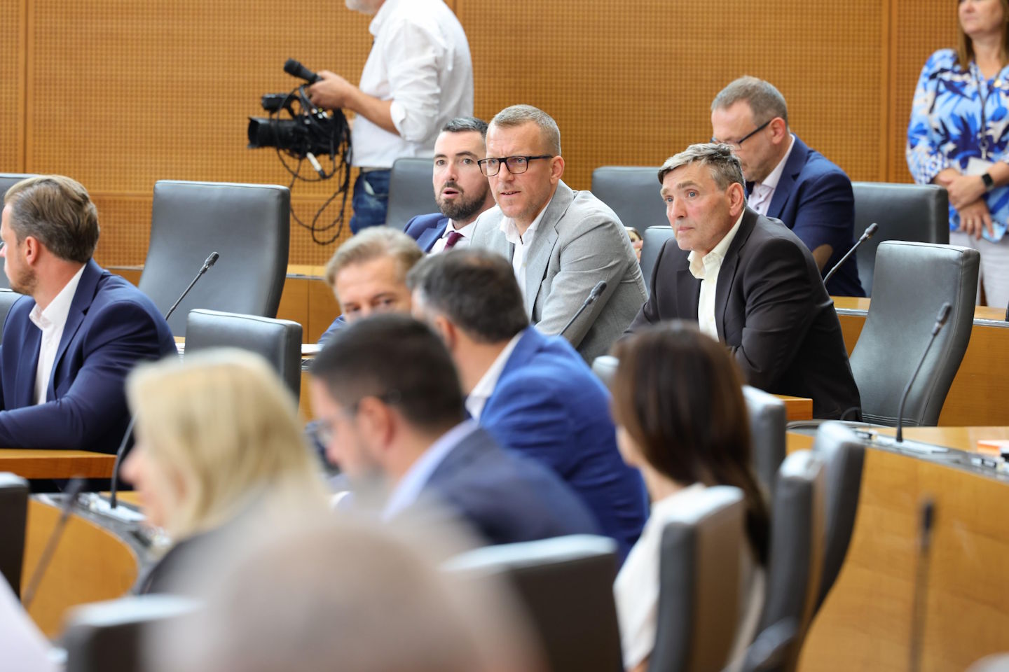 Nova anketa: podpora vladi upada, SDS ostaja prva, večina za odstop Mijiča