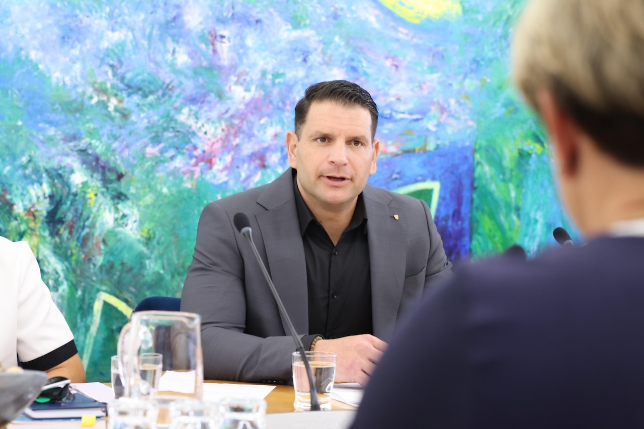 Obisk, ki je dvignil prah: Stevanović za zaprtimi vrati s kontroverznim Dodikovim zaveznikom