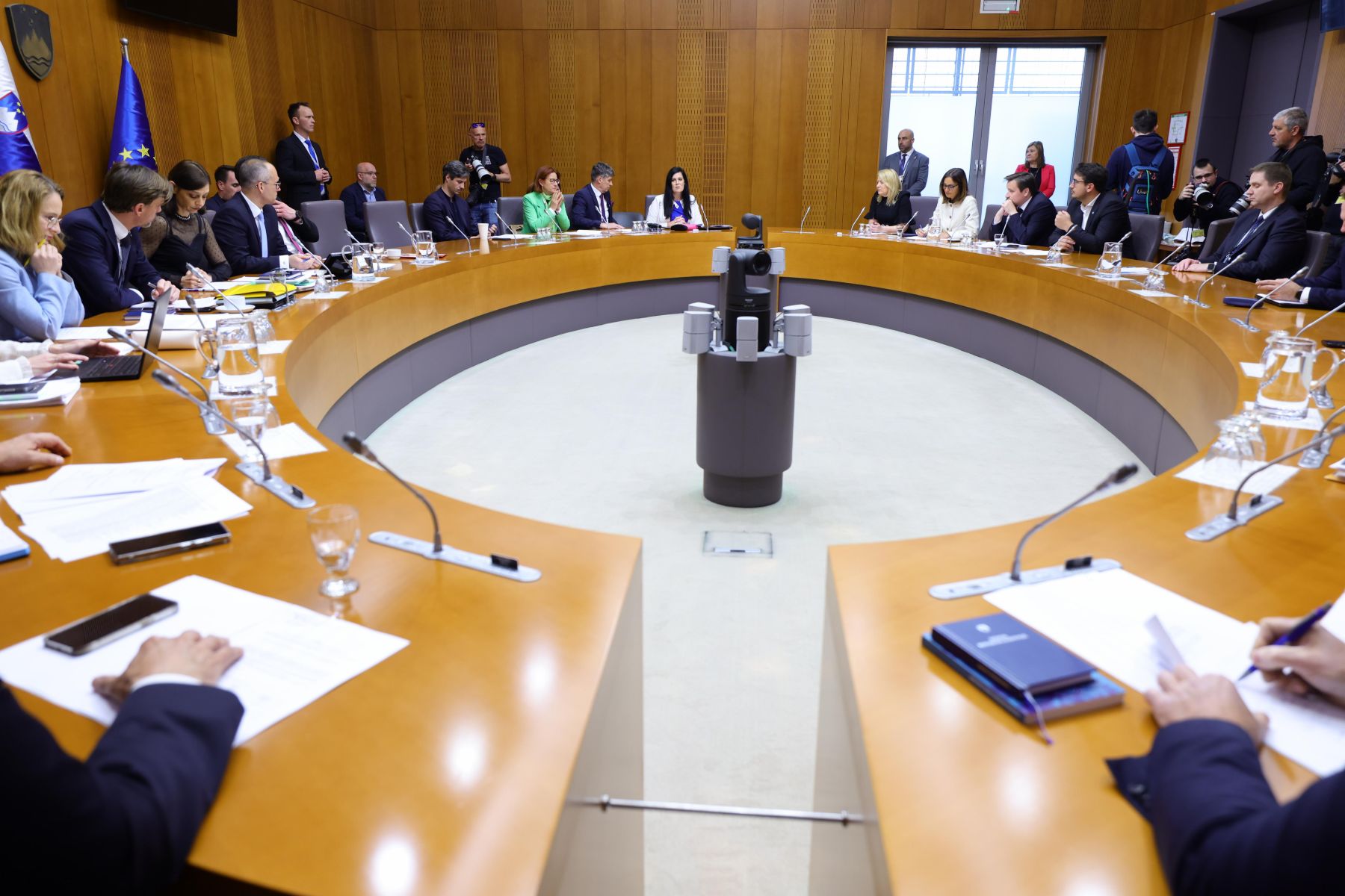 MVK potrdila vseh 90 mandatov: Že prvo sejo zaznamovala burna razprava