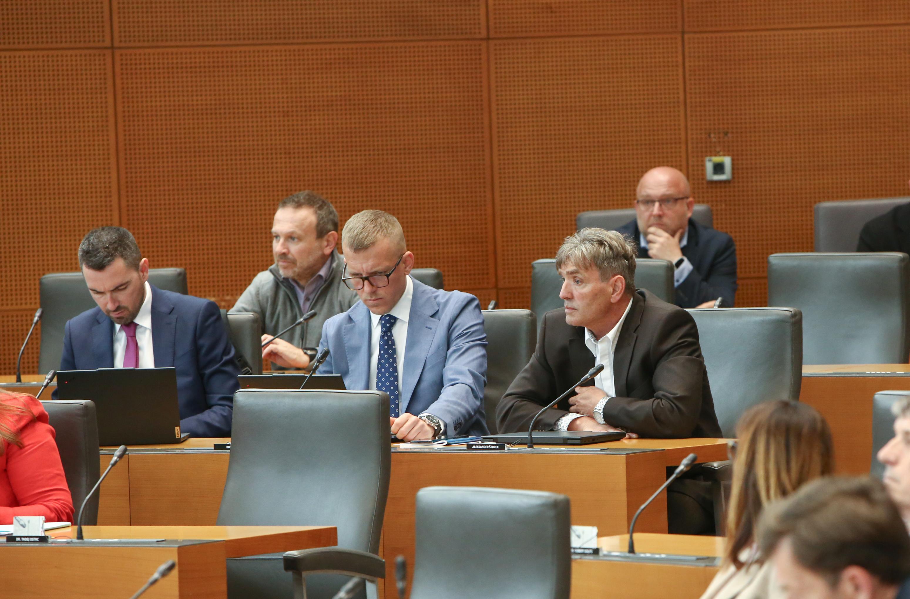 Razkrite prve podrobnosti: Kako bi naj poskusili podkupiti poslance Resni.ce?