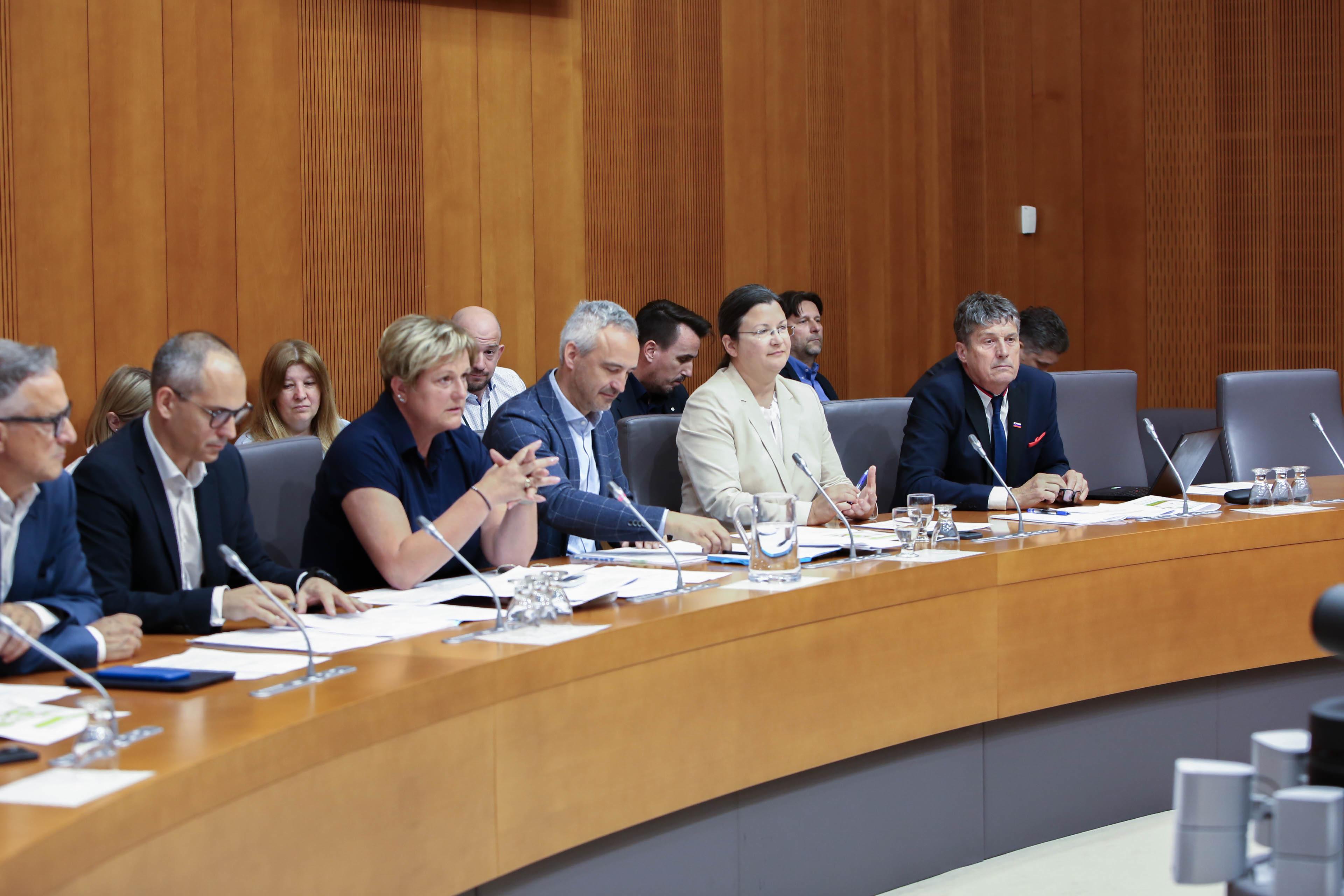 Vroča kri med poslanci, pri razdelitvi mest velika klofuta za Svobodo in Levico