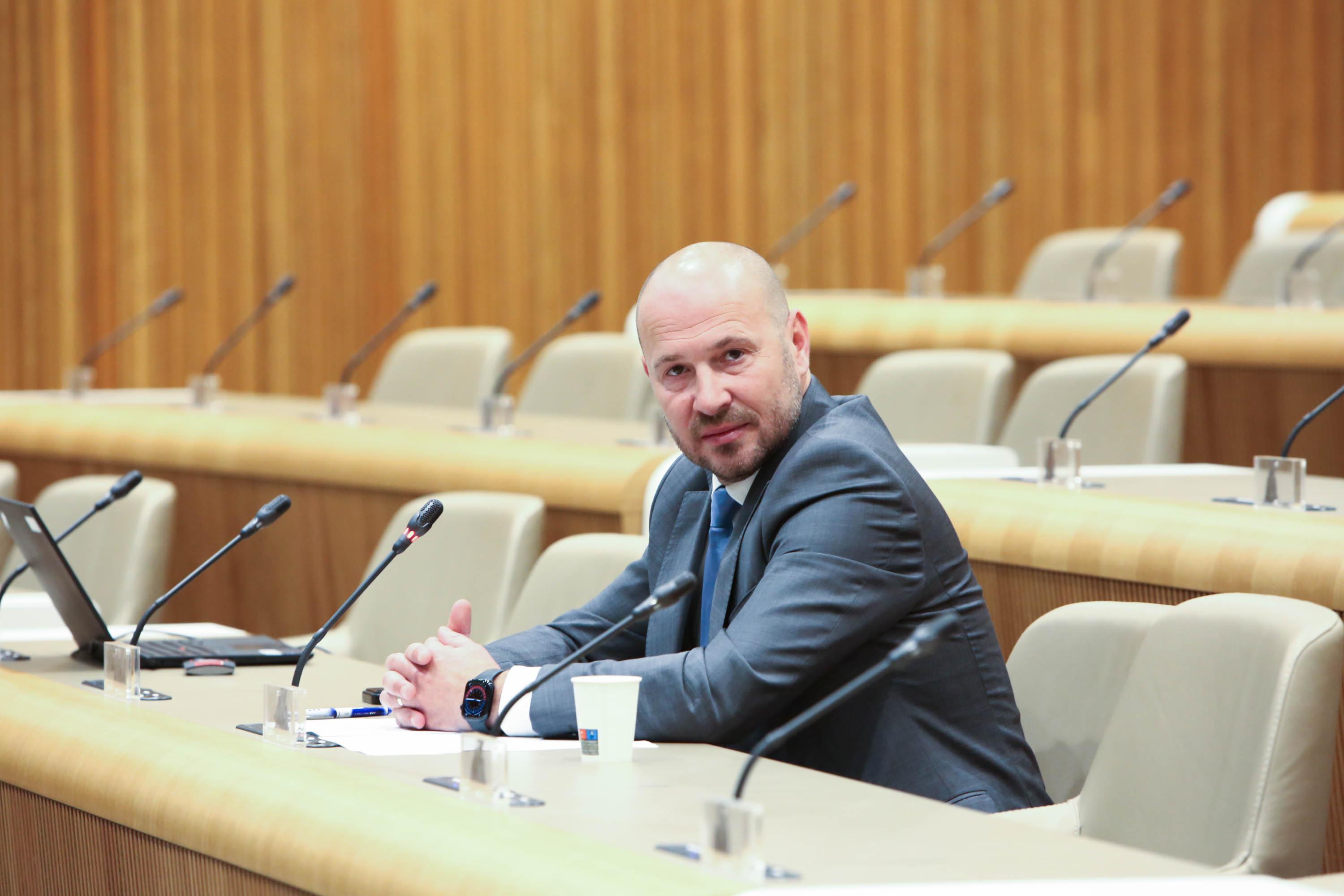 Vlada komaj nastopila, pojavljajo se že namigovanja na odstop: Kaj pravi Vrtovec?