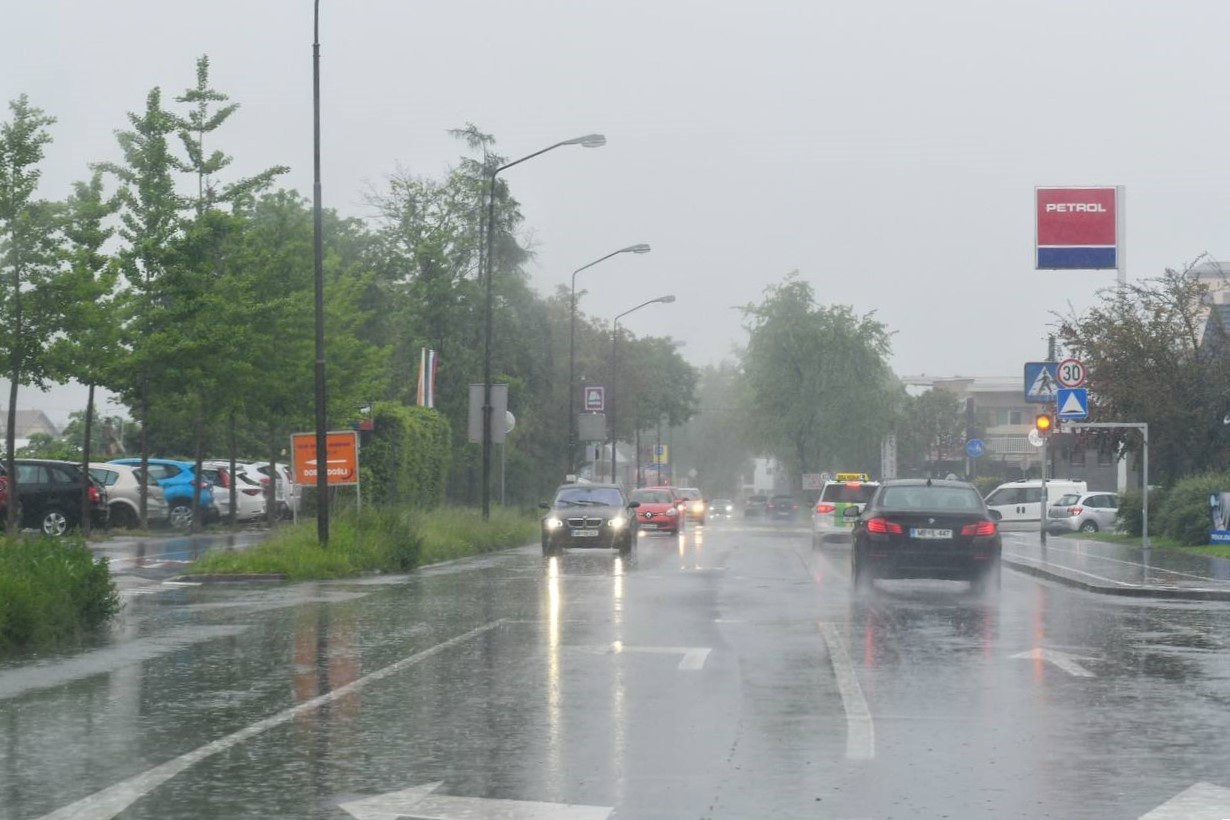 Meteorologi izdali rdeči alarm: Sloveniji grozijo supercelice s tornadi in uničujočo točo