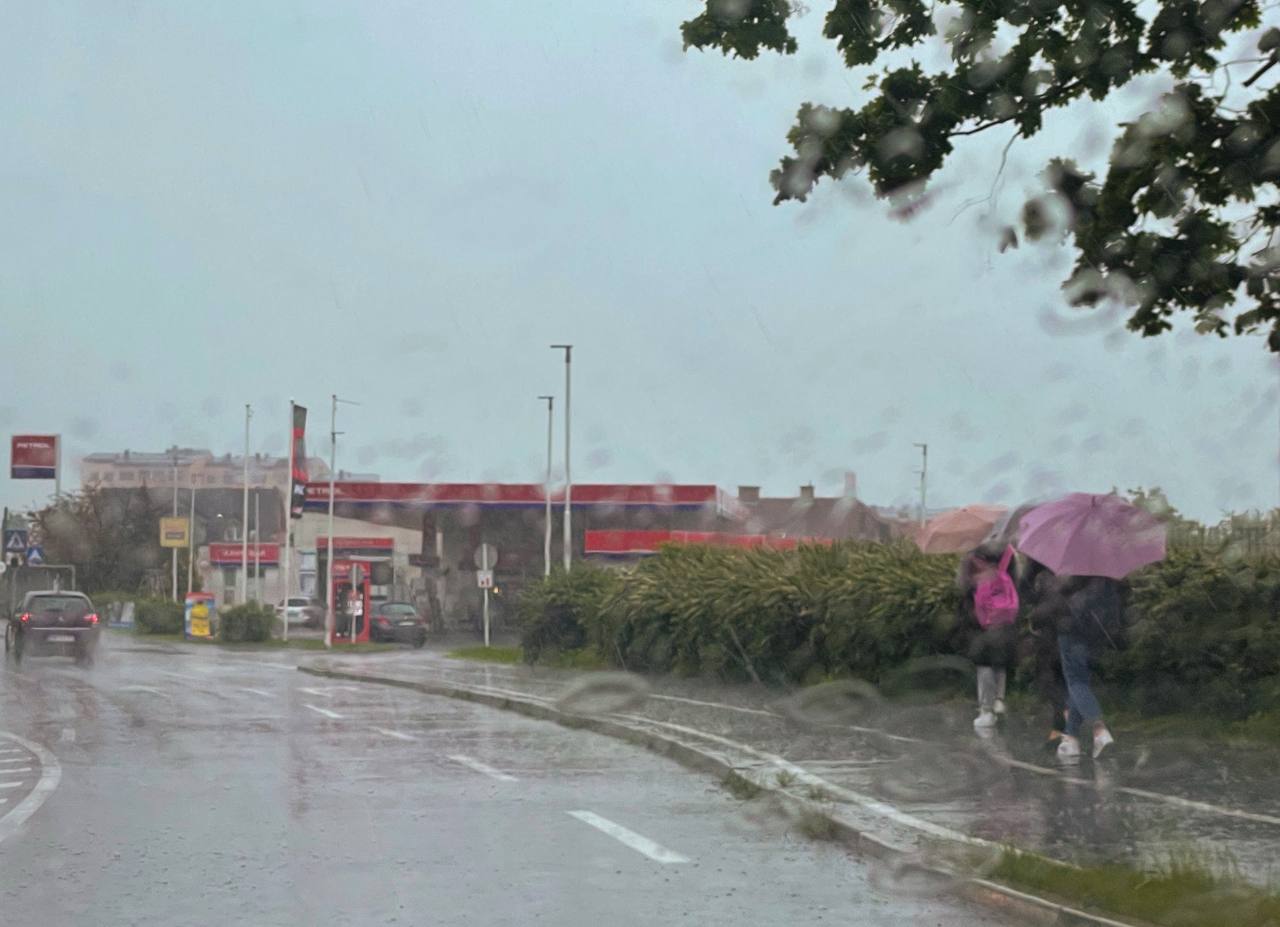 Danes deževno, Arso opozarja na naraščanje rek