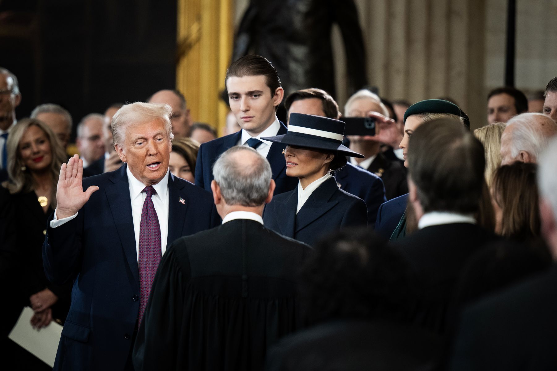 Slovenija v središču pozornosti: Na obisk prihaja Barron Trump z dedkom