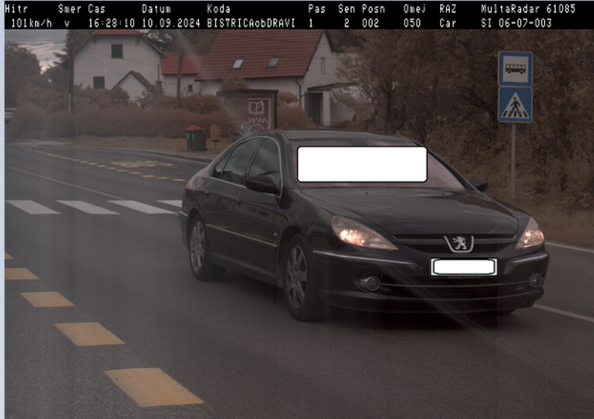 FOTO: Mariborski policisti ujeli voznika, ki je namesto 50 km/h, vozil kar 101 km/h