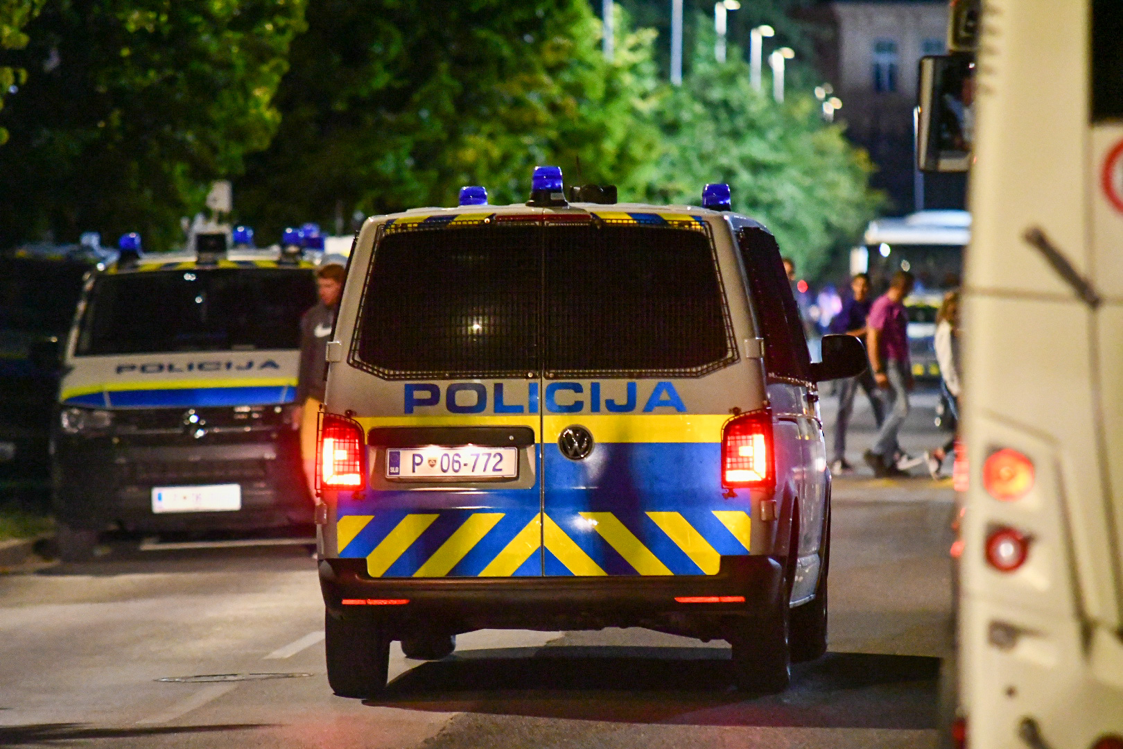 Drama pred lokalom: Spor prerasel v pretep, odjeknil celo strel