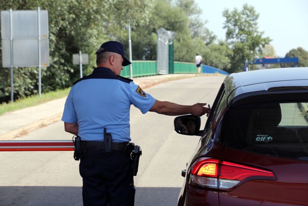 Slovenija podaljšala nadzor na mejah: Bomo ob odhodu na morje spet čakali v kolonah?