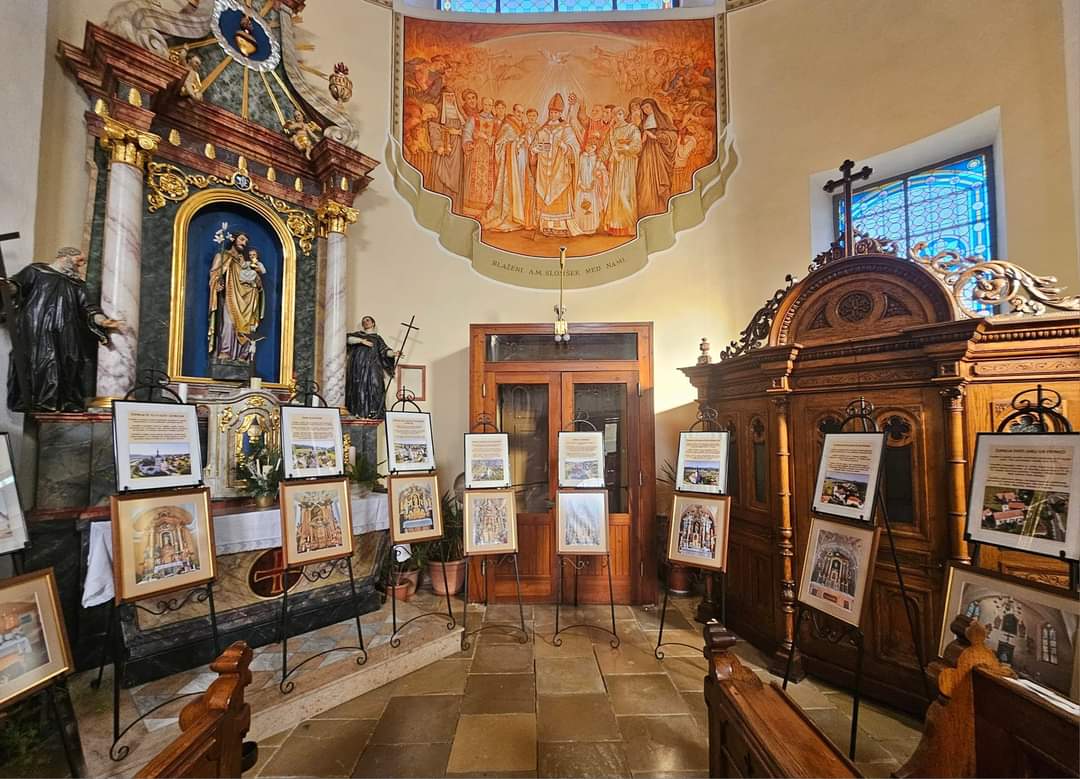 Razstava fotografij glavnih oltarjev se seli v šentiljsko cerkev