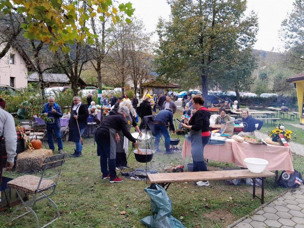 V Lovrencu dišalo po krompirjevem golažu in kostanju