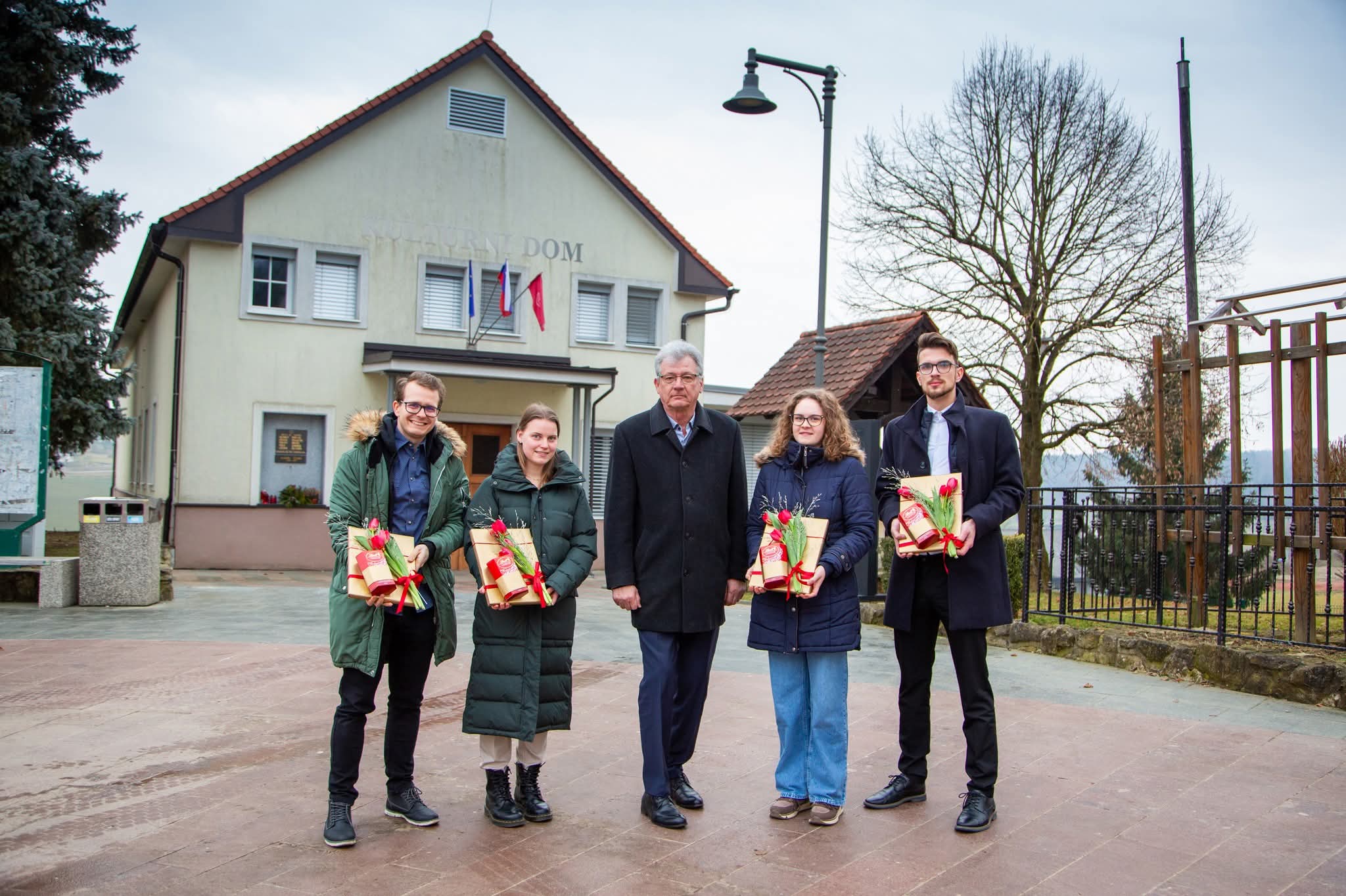 Od odličnih ocen do svetovno priznanih inovacij: Mladi nagrajenci pri županu Škrlecu