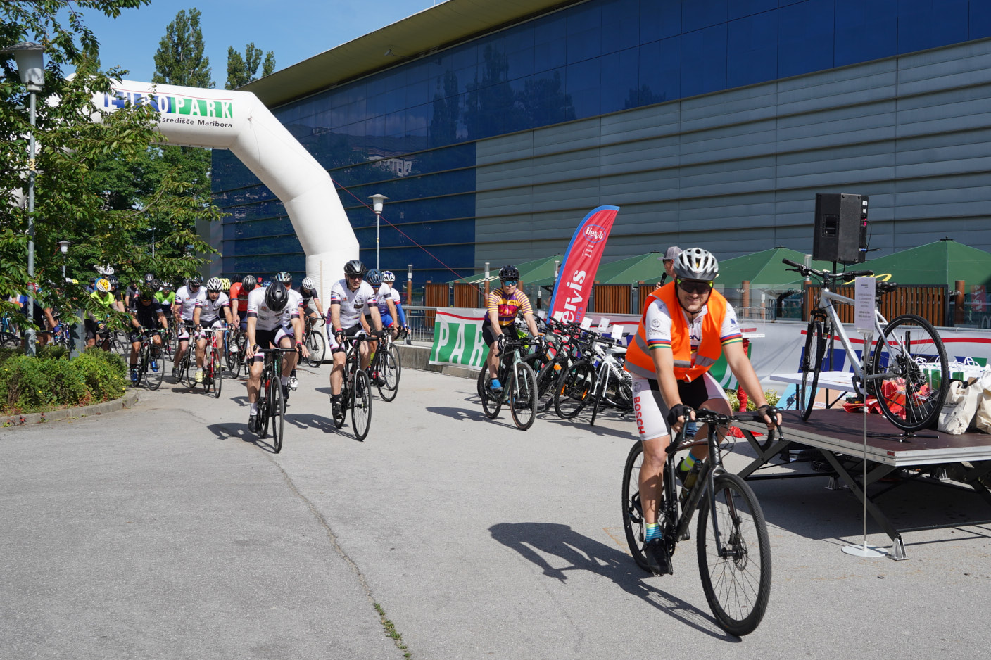 Maribor kolesaril za dobrodelnost: Europarkov kolesarski maraton zbral 2.000 evrov za ranljive skupine
