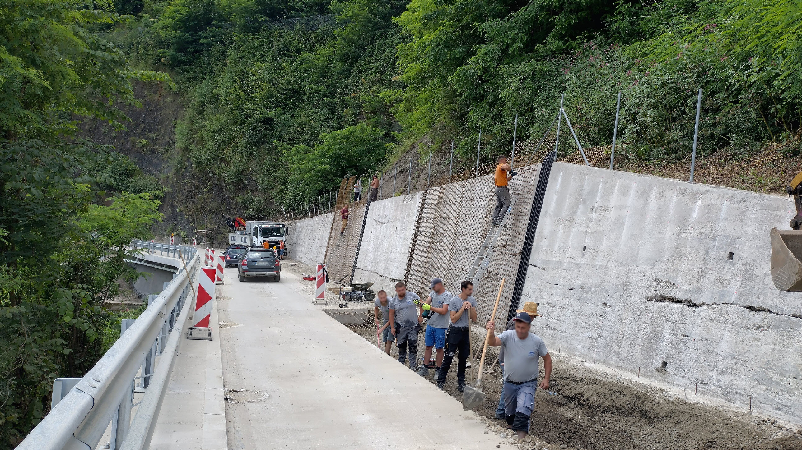 Dela čez hudournik pri Fali: Promet že deloma po rekonstruiranem mostu