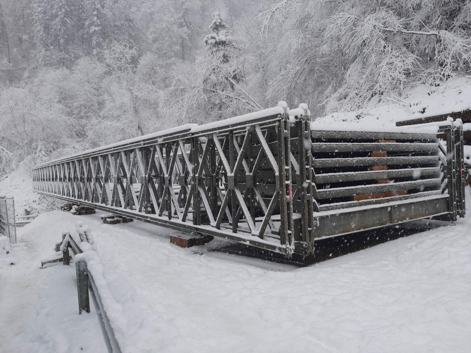 FOTO: Sneženje prestavilo postavitev težko pričakovanega mostu mostu