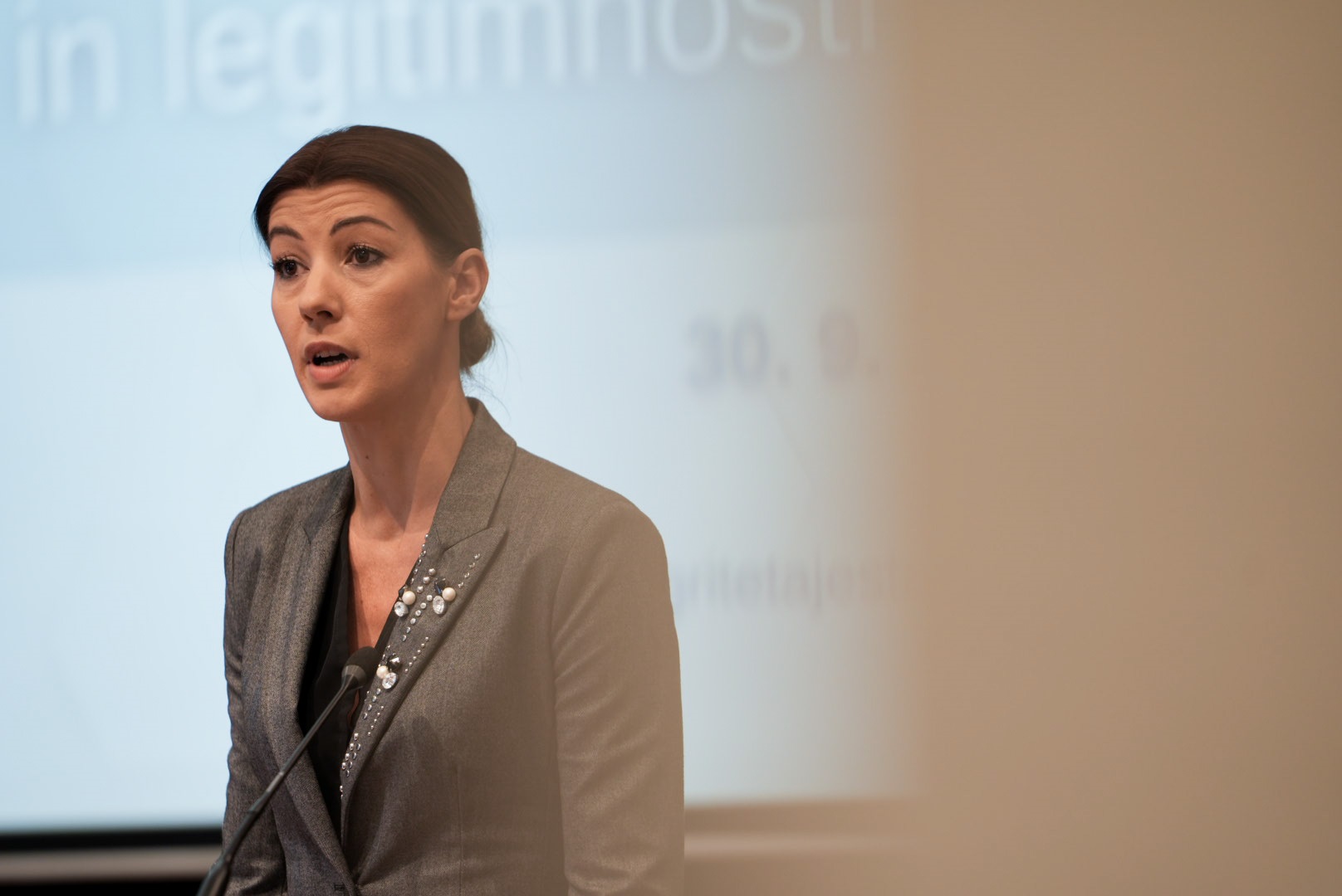 Švarc Pipanova Golobu predala poročilo, kaj pa odstop?