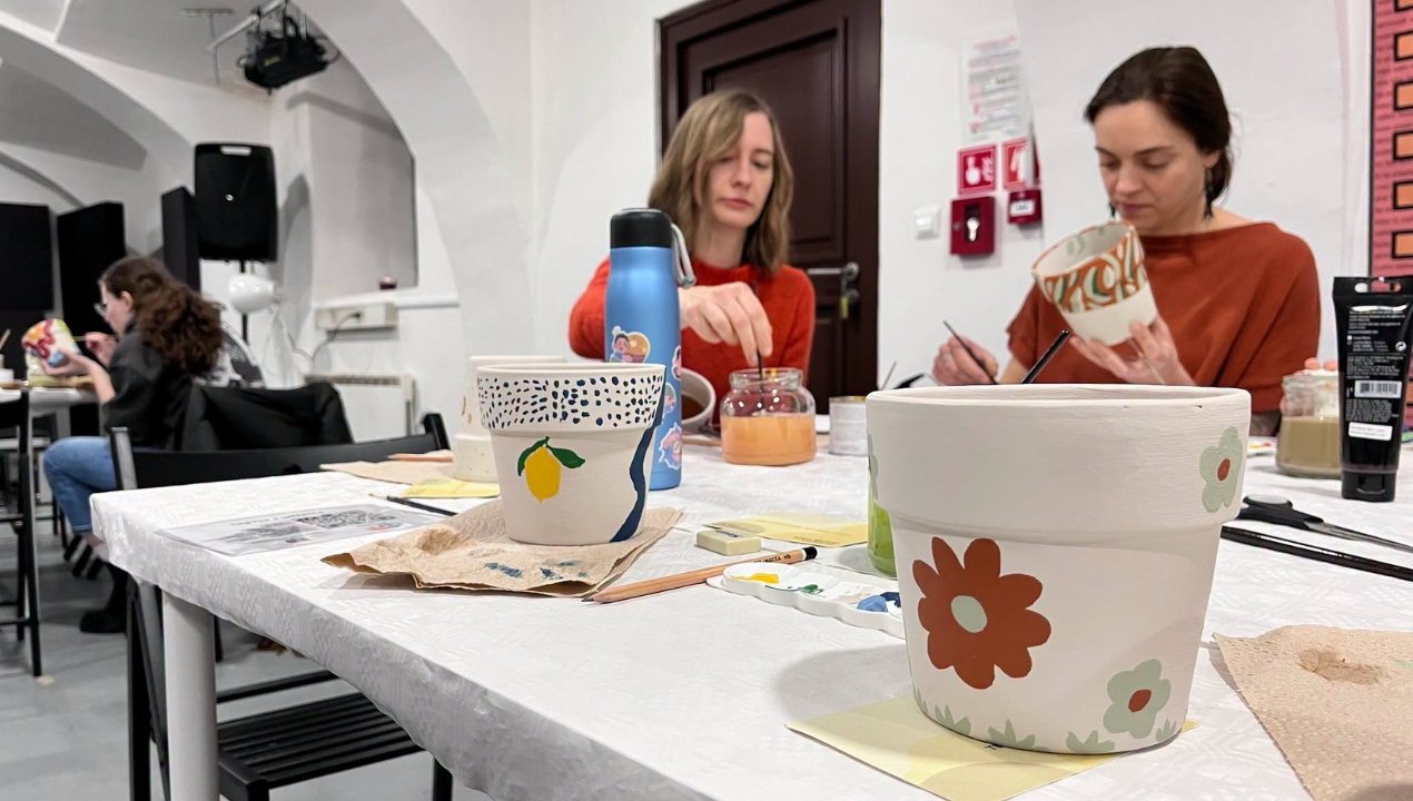 Poletna dnevna soba mladih? Kulturni inkubator poleti odpira vrata brezplačnim delavnicam in druženjem