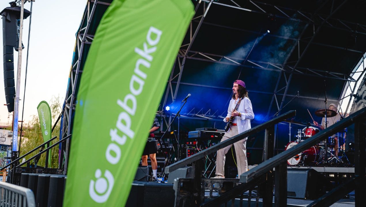 Ko se festivalske luči ugasnejo, ostanejo zgodbe. Nekatere trajajo že 33 let.