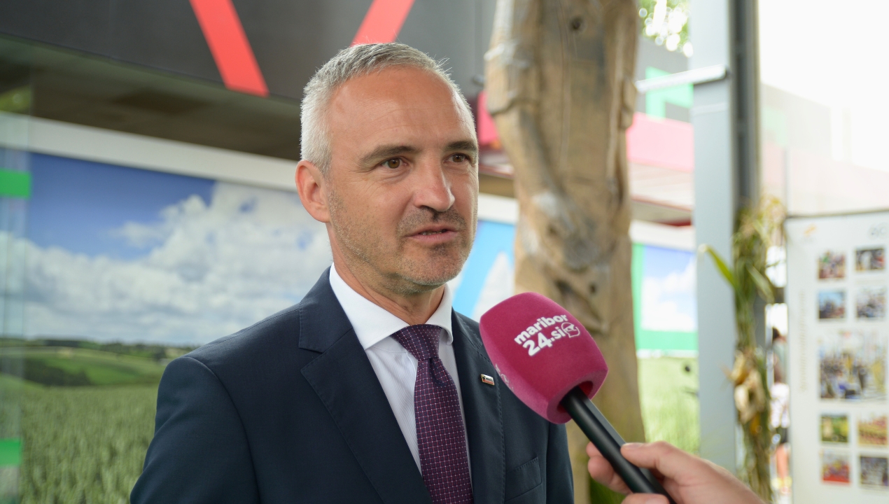 Kmetom denar ali krmo? Minister razkril, da razmišljajo tudi o sprostitvi rezerv koruze (VIDEO)