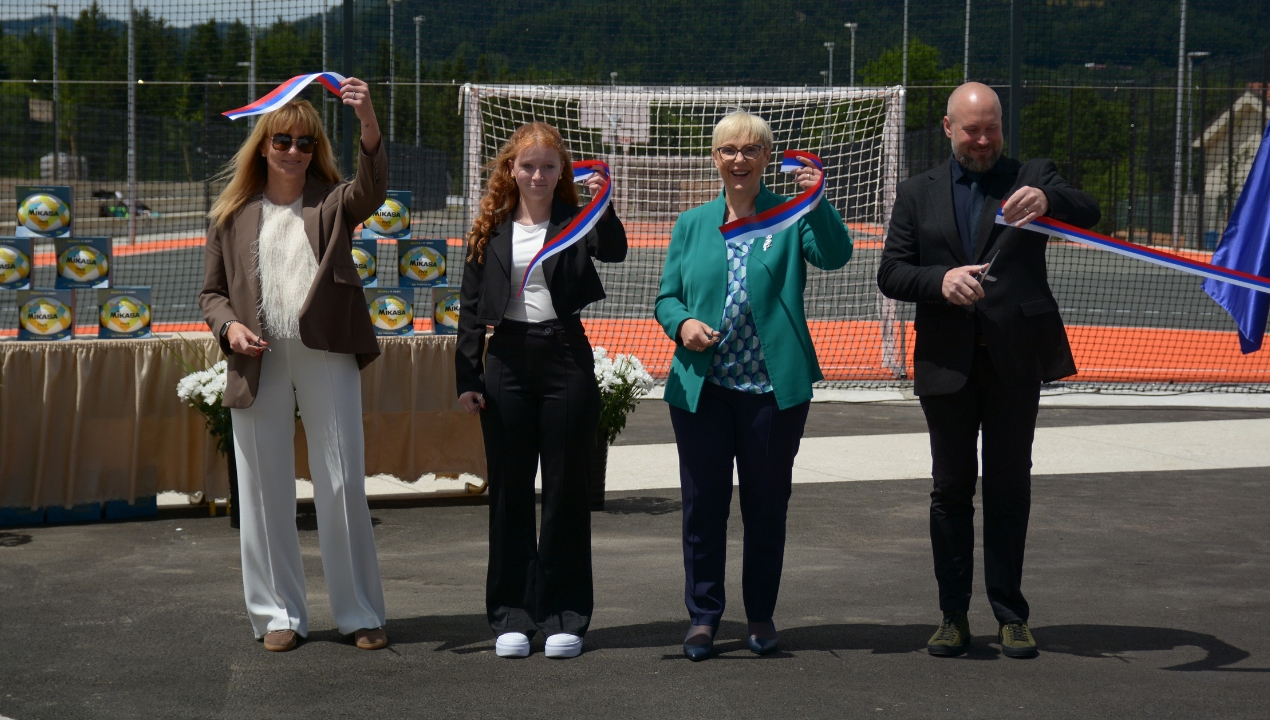 Nataša Pirc Musar ob jubileju šolstva odprla nova igrišča v Lovrencu: »Takšne šole so srce in duša kraja« (FOTO in VIDEO)