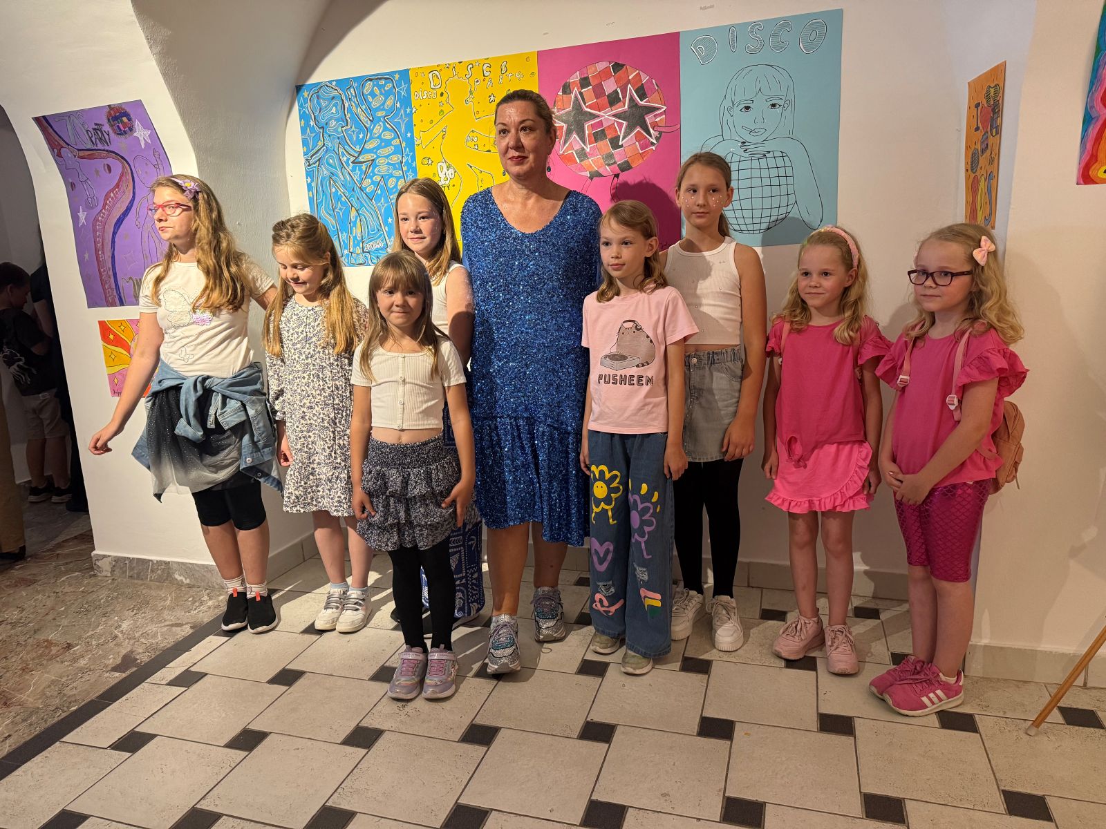 DISCO FEVER: Bleščeč umetniški večer združil petje, ples in likovno ustvarjalnost